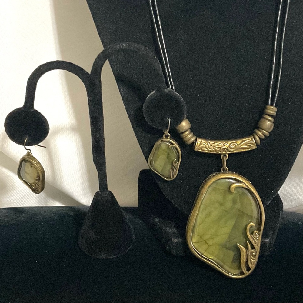 Green Pendant Necklace & Earring Set